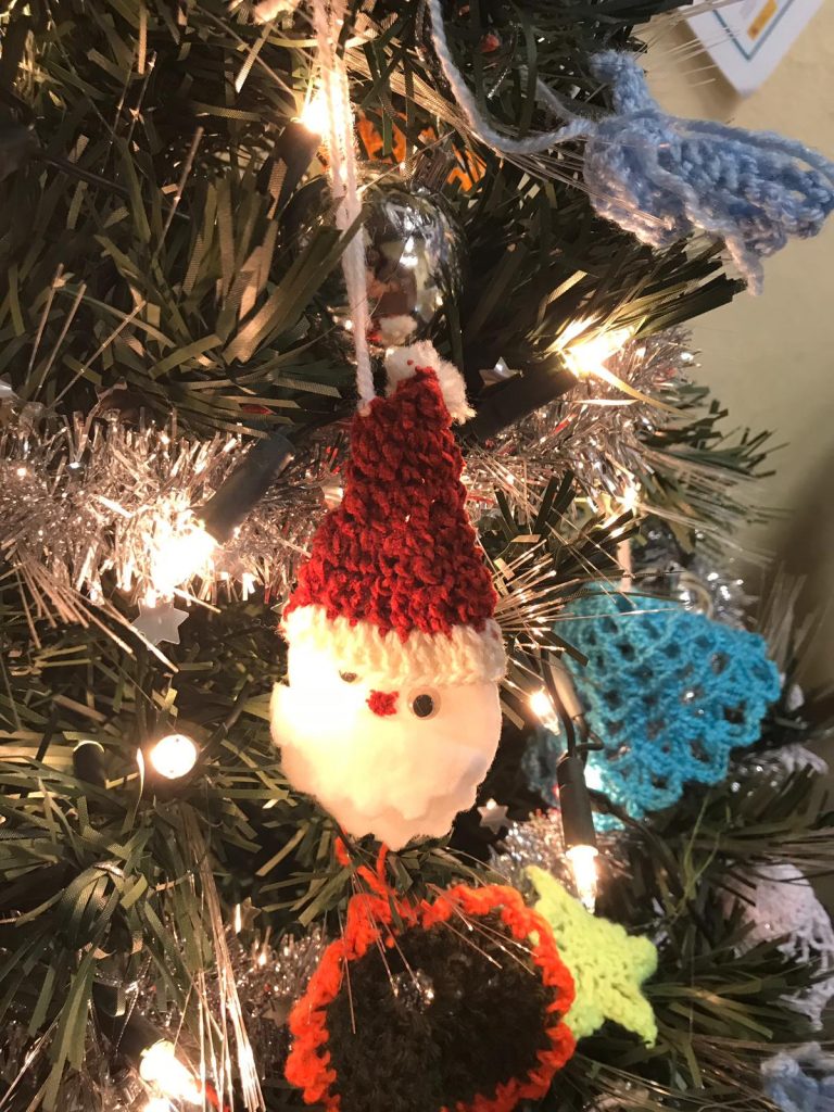 Un árbol de Navidad tejido por mujeres de todo el planeta