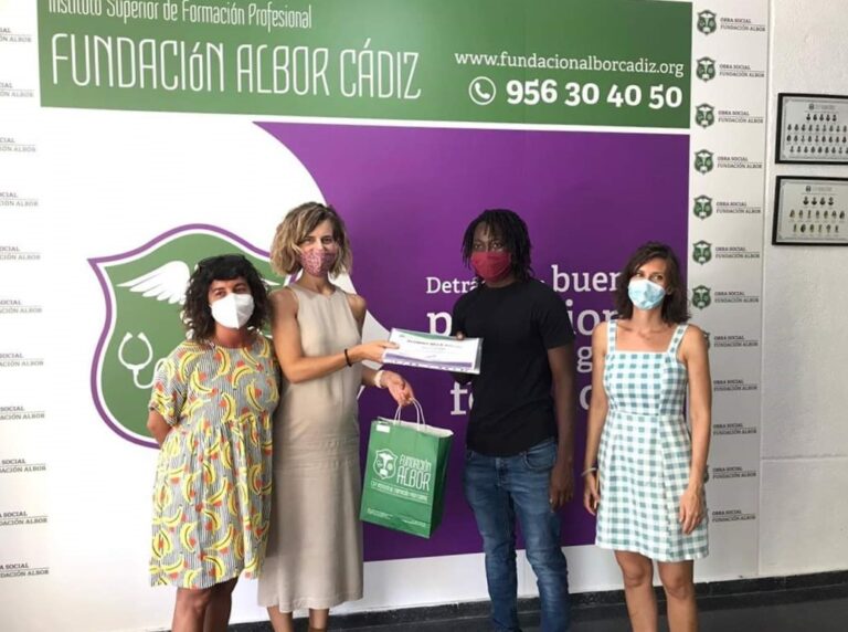 Uno de nuestros alumnos recibe la primera Beca Solidaria Alumno Albor